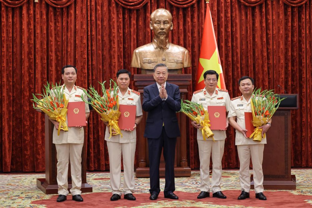 General Secretary and President To Lam presents decisions and flowers to congratulate 4 personnel appointed to hold the title of Prosecutor of the Supreme People's Procuracy. Photo: E-Portal of the Communist Party of Vietnam.