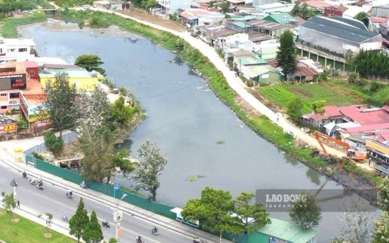 Lang Lake next to Xuan Huong Lake (Da Lat) where the man was found dead. Photo: Lich Ngo
