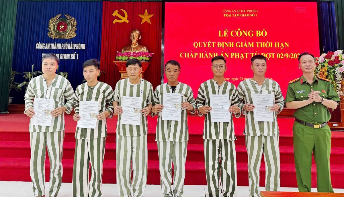 Lieutenant Colonel Bui Ngoc Duc - Deputy Warden of Detention Center No. 1 presents decisions to inmates. Photo: Hai Phong City Police