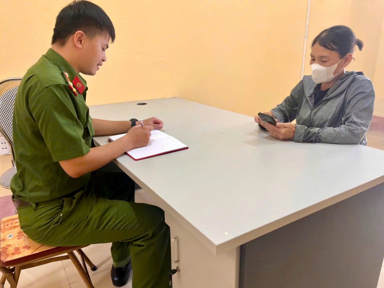 Công an xã Hồng Châu giải thích các phương thức, thủ đoạn lừa đảo trên không gian mạng. Ảnh: Công an Hải Phòng
