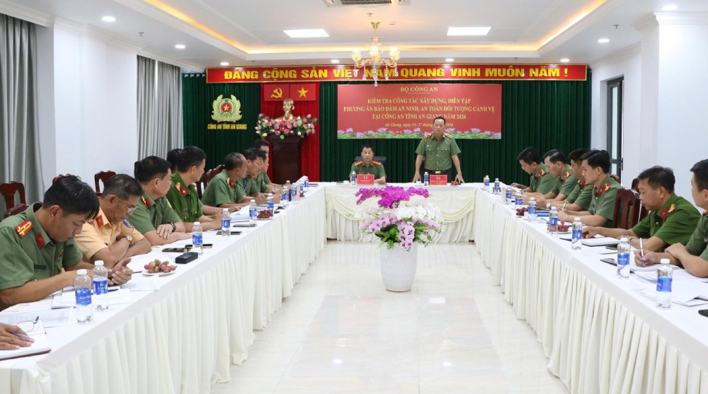 The inspection team of the Ministry of Public Security inspected the construction and drill of plans to ensure security and safety of guards in An Giang. Photo: Tien Dung/An Giang Police