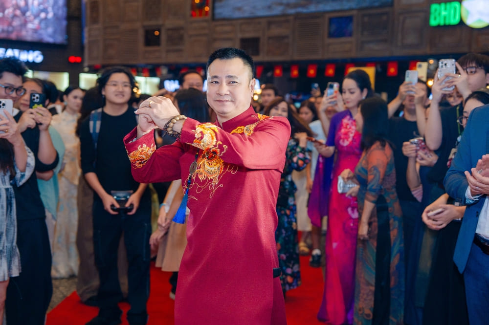 L'artiste du peuple Tự Long est heureux de recevoir les encouragements du public de Hanoï. Photo: Comité d'organisation
