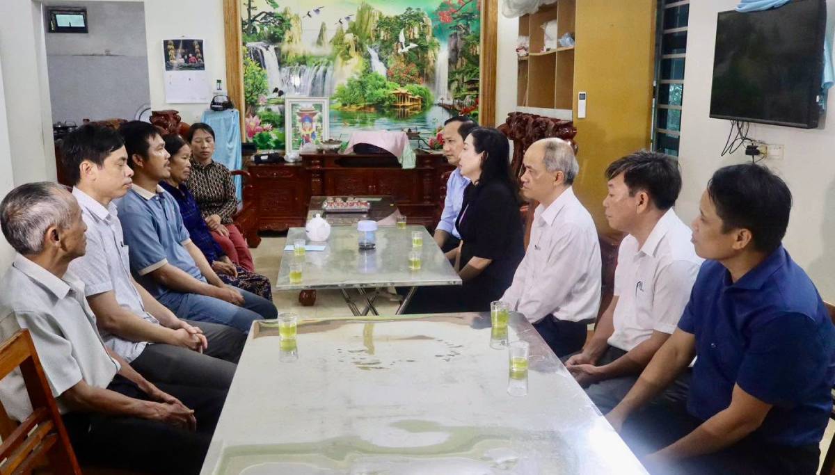 Los líderes de la provincia de Ninh Binh visitan y animan a los familiares de las 2 mujeres que murieron alcanzadas por un rayo. Foto: Nhu Xuan