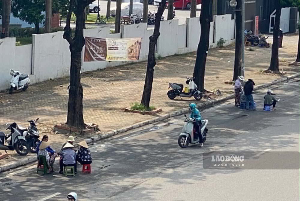 Giá vé chợ đen được đẩy lên cao khi nhu cầu theo dõi tuyển Việt Nam tăng mạnh. Ảnh: Mai Trang
