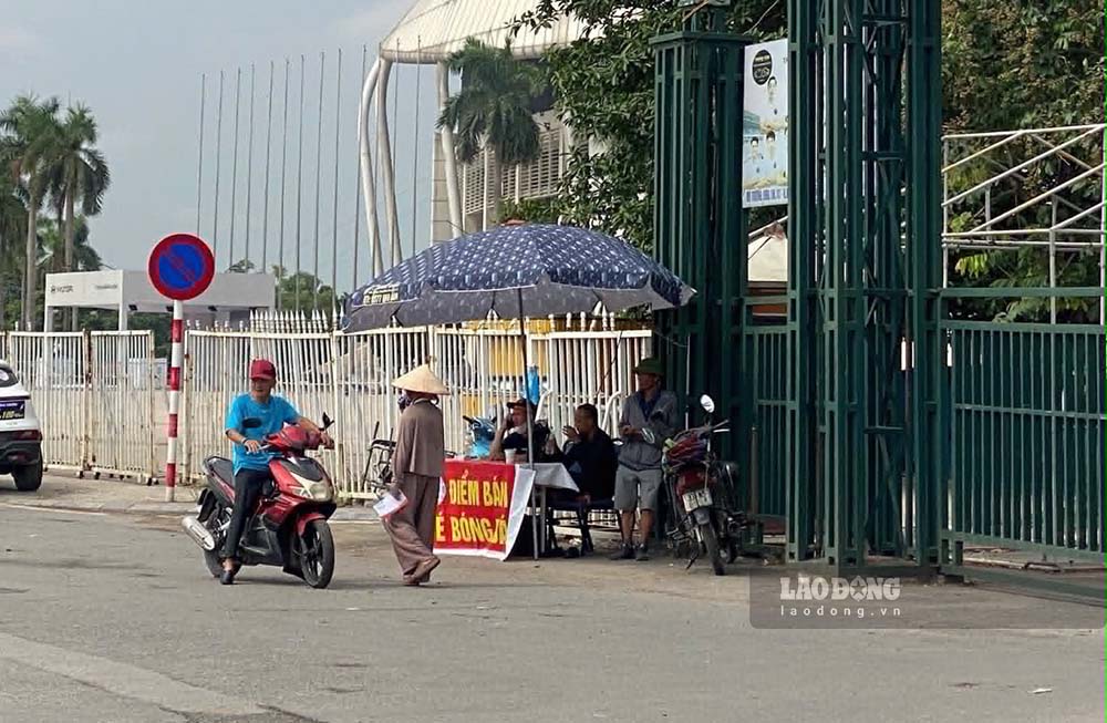 Ticket scalpers offer tickets for the second leg of the ASEAN Cup final between Vietnam and Thailand around My Dinh Stadium. Photo: Minh Phong