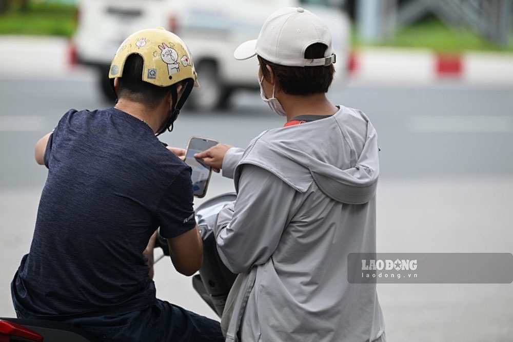 Phe vé công khai mời chào người hâm mộ mua vé trước trận chung kết trên sân Mỹ Đình. Ảnh: Mai Trang