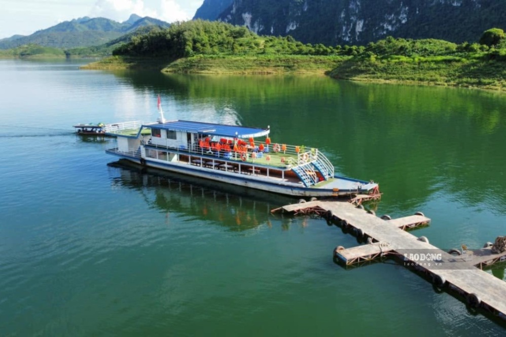 Tàu du lịch của Công ty Cổ phần Du lịch Quỳnh Nhai Travel trên lòng hồ thủy điện Sơn La. Ảnh: Là Phong (chụp tháng 10.2025)