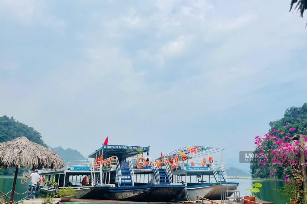 Tàu chở khách neo tại Vịnh Uy Phong nhiều tháng nay. Ảnh: Là Phong