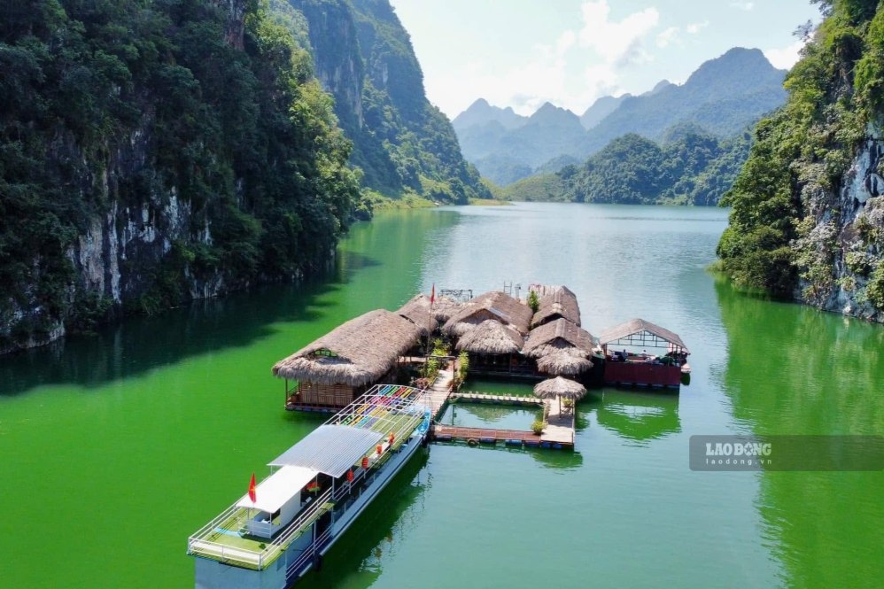 Eliminar los obstáculos para los barcos turísticos en el lago Son La, la comuna de Quynh Nhai debe ser legal y no intercambiar la seguridad de los turistas. Foto: La Phong