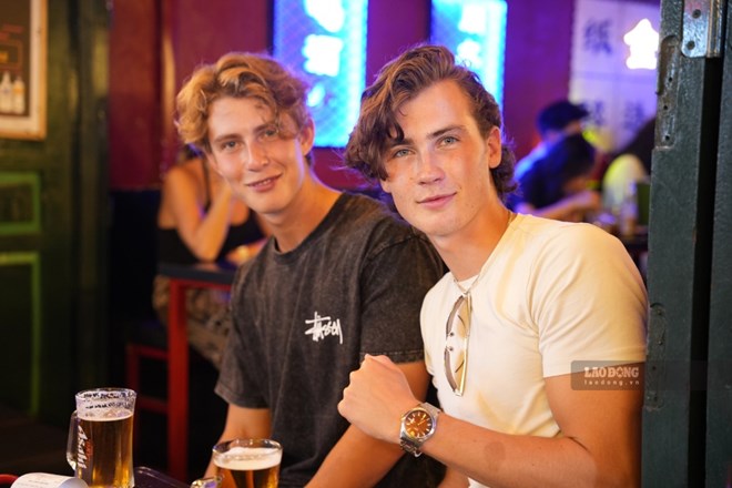 Tourists enjoy beer in Hanoi's Old Quarter. Photo: Vien Nguyen