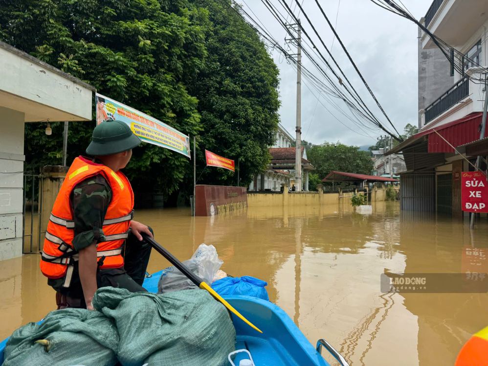 Tuy nhiên, một số điểm vẫn ngập sâu, đặc biệt tại khu vực Trung tâm y tế khu vực Văn Lãng và chợ Na Sầm là những điểm trũng trên địa bàn. Ảnh: Khánh Linh