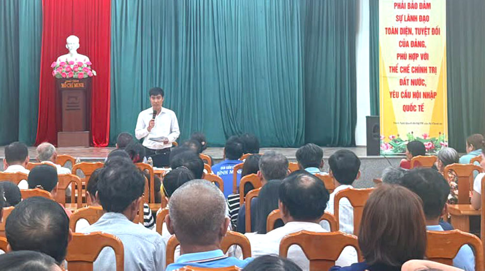 Un médiateur du travail organise une séance de travail pour résoudre un conflit du travail entre 117 travailleurs et le représentant légal de la société par actions de textile Hoa Khanh Da Nang concernant les salaires et les allocations de départ non payés, pour un montant total de près de 3,3 milliards de dongs. Photo: Syndicat de Da Nang