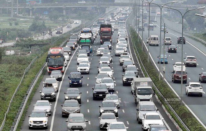 At Km191+300 of the Phap Van - Cau Gie expressway, the emergency lane and lane No. 3 are flooded, about 5-7cm deep. Illustrative photo: To The