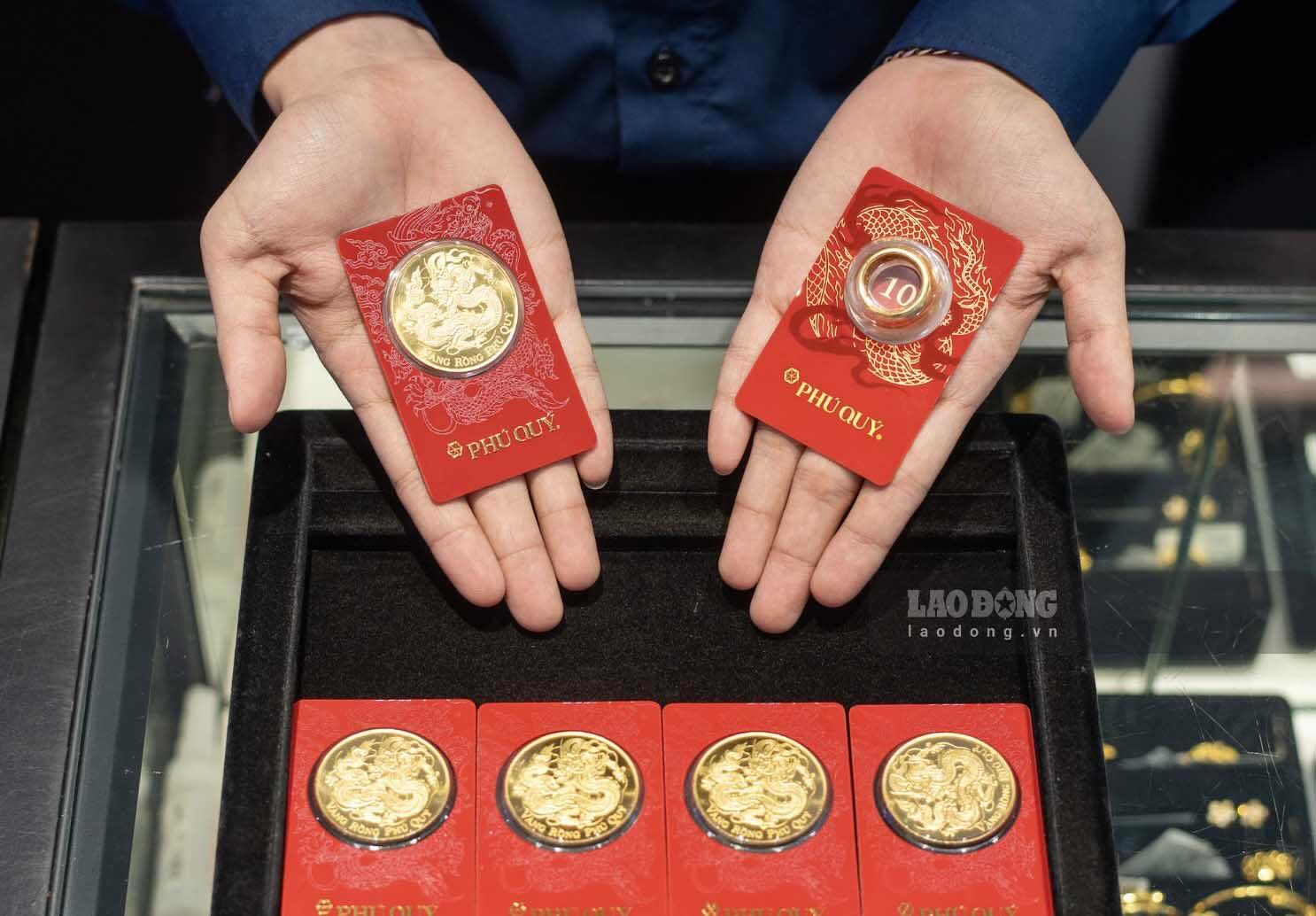 Cash flow returning to gold ETF funds along with central bank buying demand may support precious metal prices in the near future. Photo: Phan Anh