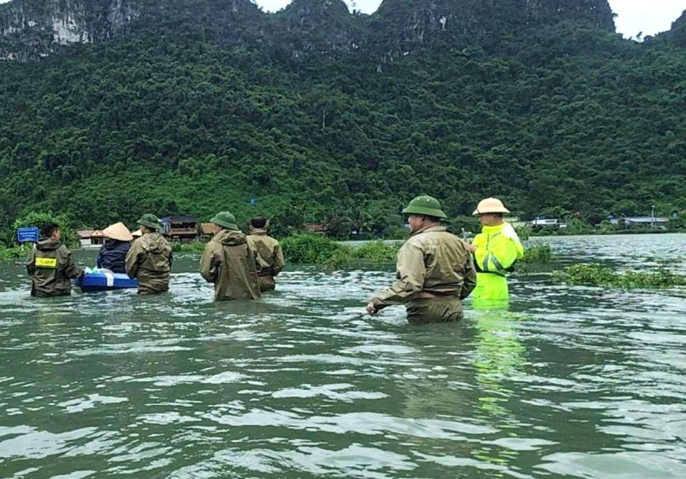 Cat Hai Special Zone Police urgently support people to overcome the consequences of flooding. Photo: Hai Phong Police