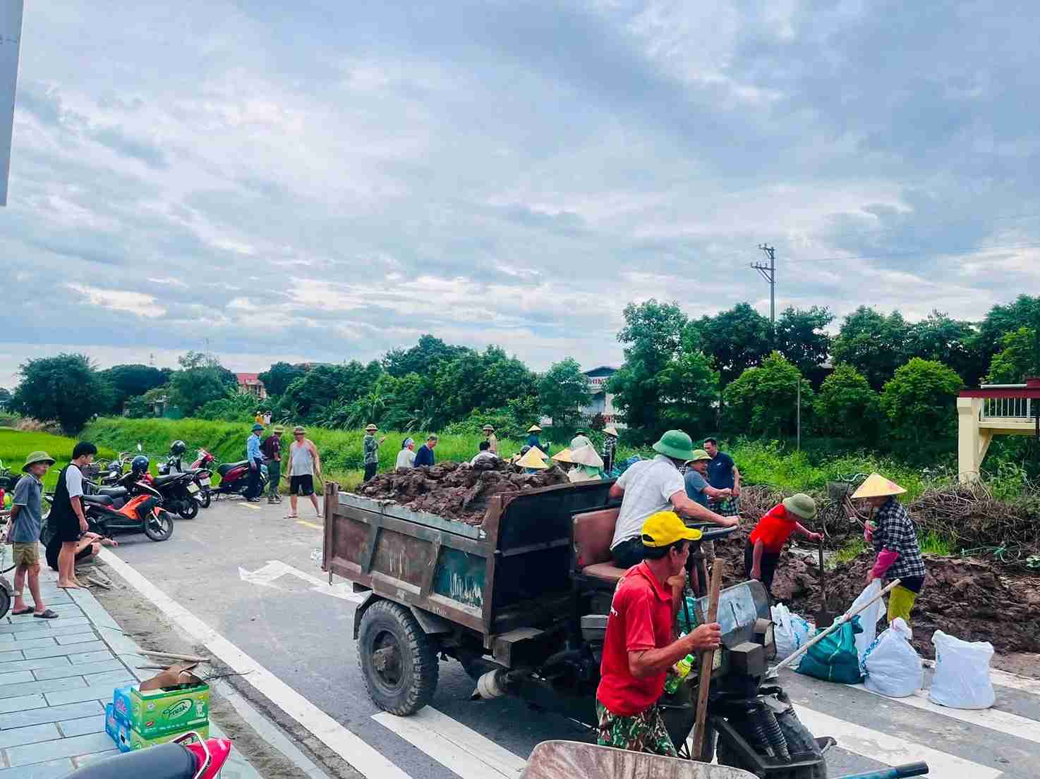 Khẩn trương xử lý đoạn đê sạt lún sau mưa lớn. Ảnh: Xã Thanh Miện