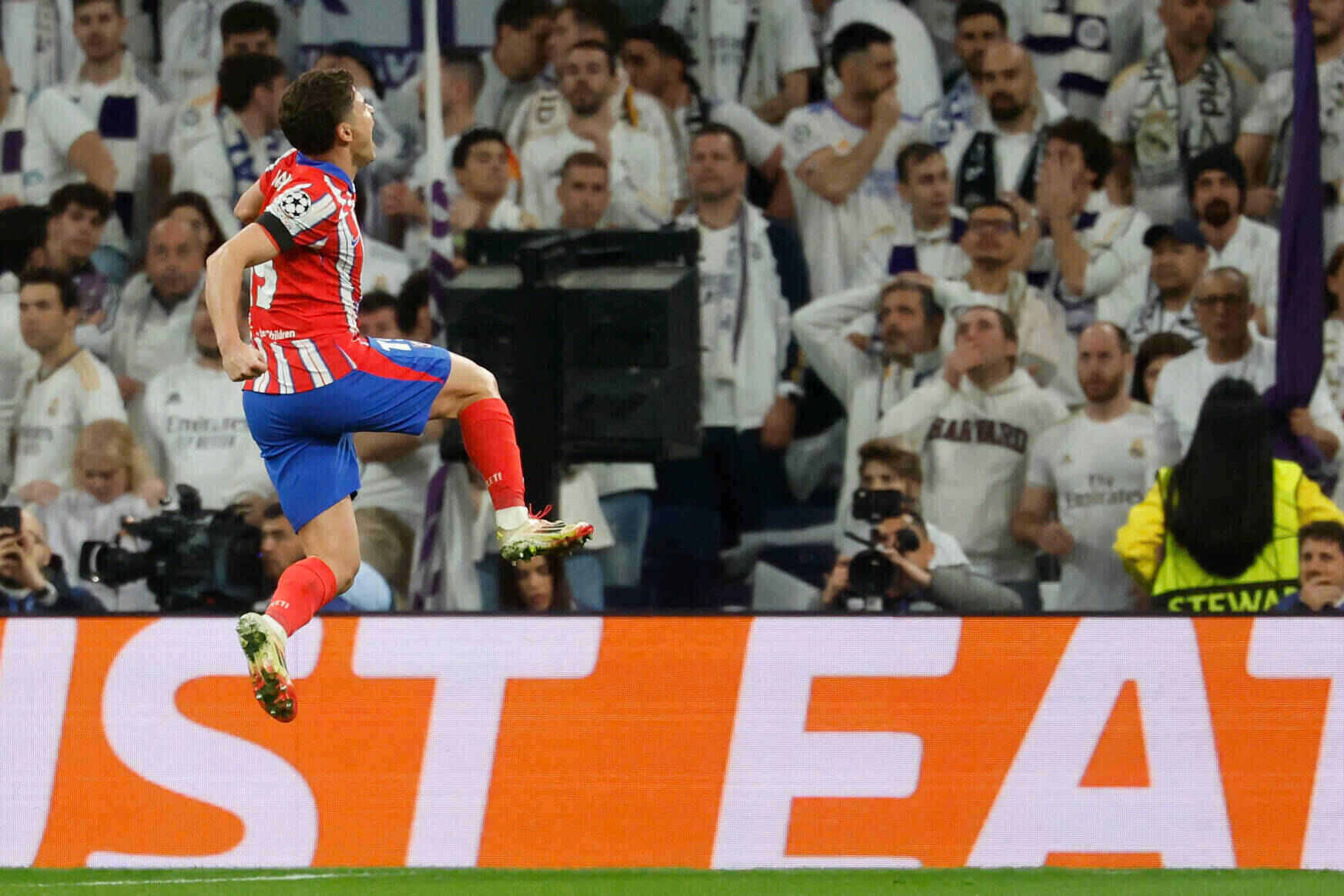 Julian Alvarez muốn rời Atletico nhưng không hề dễ. Ảnh: AFP