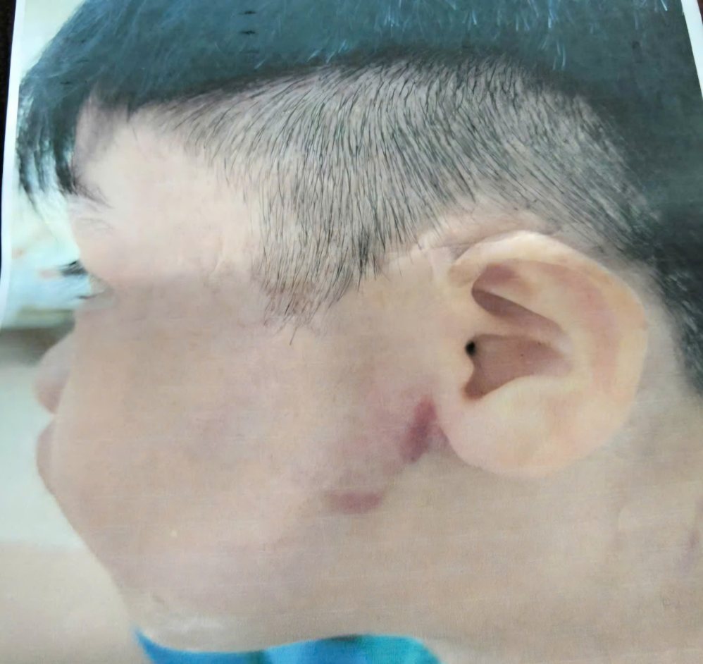 Theo giấy khai sinh, bé trai 8 tuổi ở xã Đông Thạnh nghi bị bạo hành được sinh ra lúc người mẹ chỉ mới 16 tuổi. Ảnh: Gia đình cung cấp.
