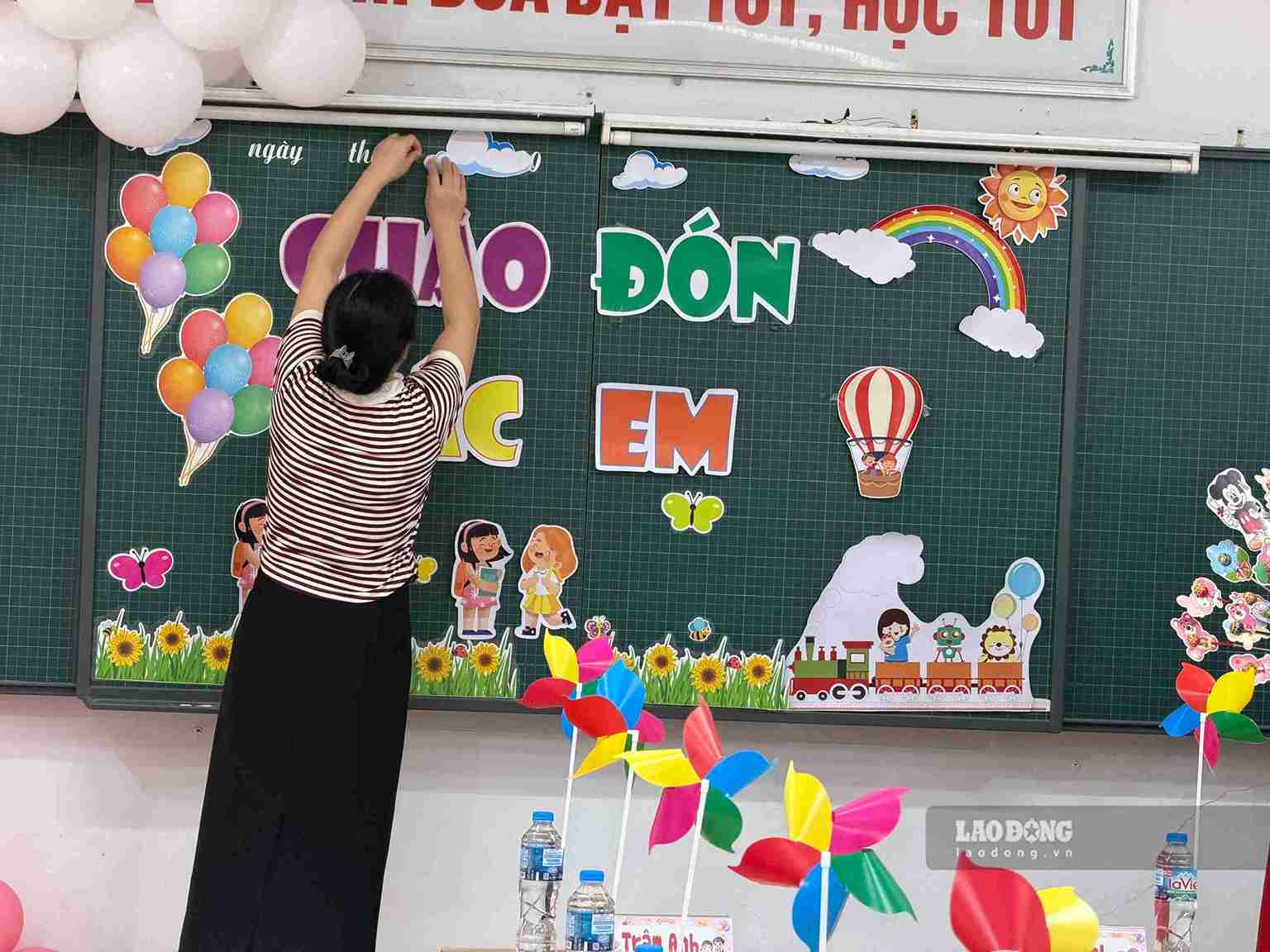 Giáo viên trang trí lớp học, tạo không gian học tập thân thiện cho học sinh.