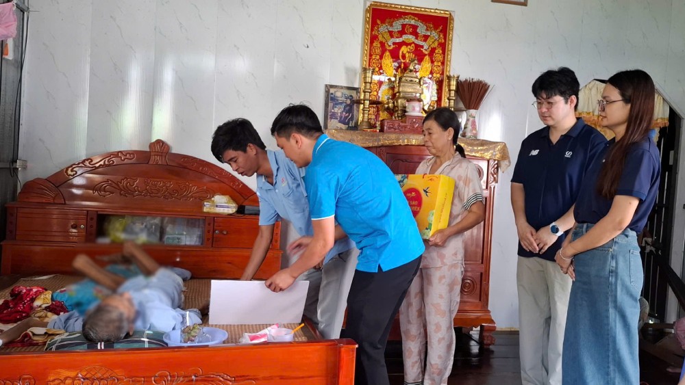 Thăm hỏi, động viên và trao tiền hỗ trợ trường hợp thân nhân đoàn viên đang gặp khó khăn. Ảnh: CĐCS Công ty