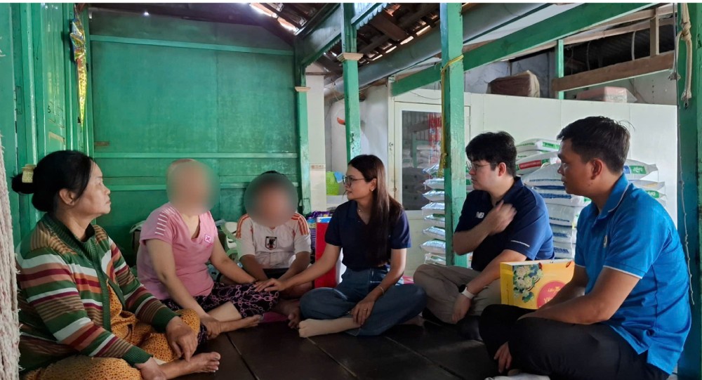 The grassroots trade union and the Board of Directors of An Giang Samho Co., Ltd. visited, encouraged, and presented support packages to union members in difficult circumstances. Photo: Company Trade Union