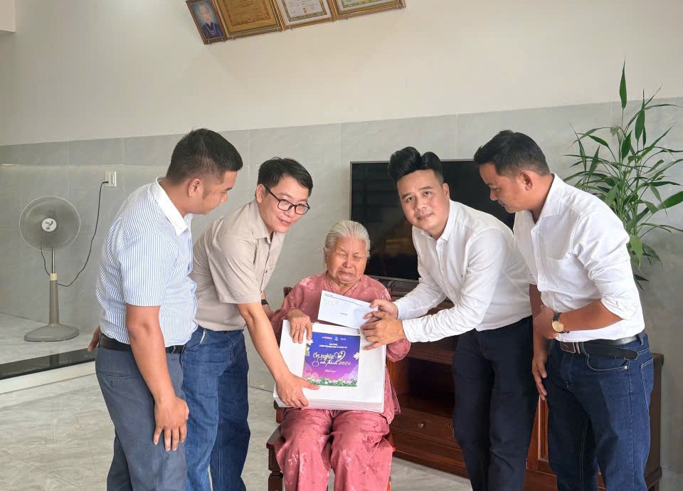 Ban tổ chức chương trình nghệ thuật Vu Lan báo hiếu “Ơn nghĩa sinh thành 2026” trao quà cho mẹ  