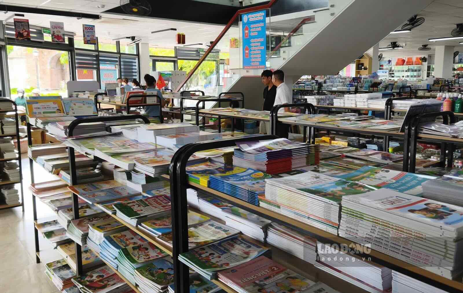 According to a survey by Lao Dong Newspaper, recently, many bookstores in Dong Hoi ward have lacked many textbooks. Photo: Cong Sang