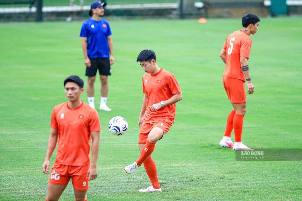 Trung vệ Nhật Minh ít nhiều đã được hít thở không khí tại ASEAN Cup 2026. Ảnh: Minh Dân
