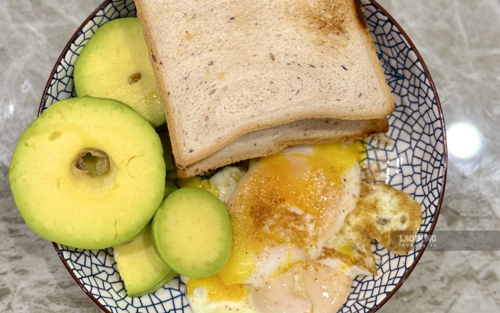 Chicken eggs combined with avocados create two simple, easy-to-prepare breakfasts, suitable for busy days. Photo: Thuy Duong