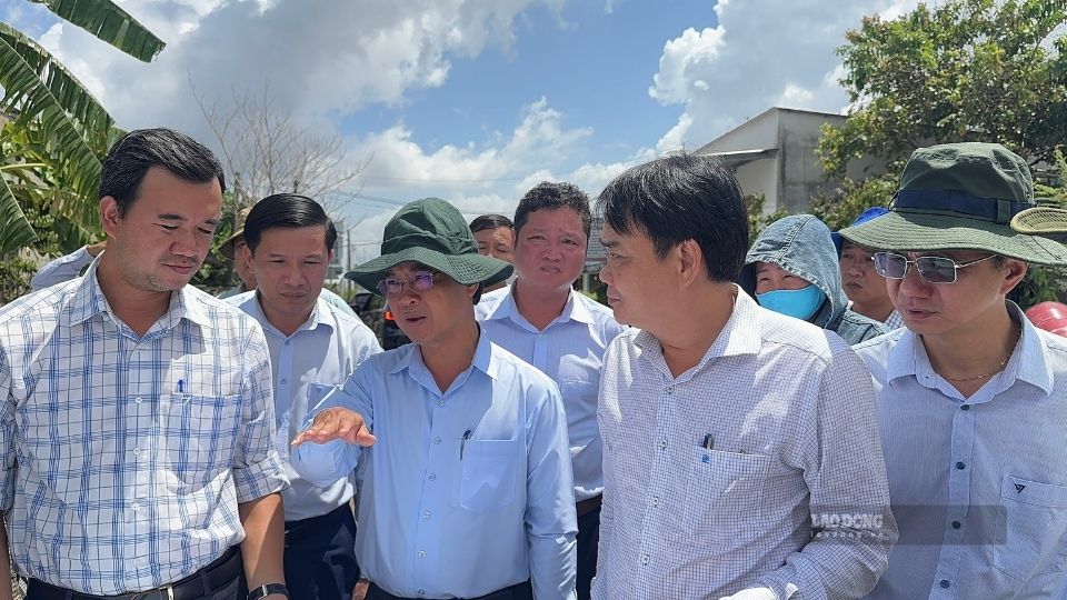 Phó Chủ tịch UBND tỉnh Vĩnh Long Châu Văn Hòa yêu cầu đẩy nhanh tiến độ, tháo gỡ vướng mắc để các công trình thủy lợi sớm phát huy hiệu quả. Ảnh: Hoàng Lộc