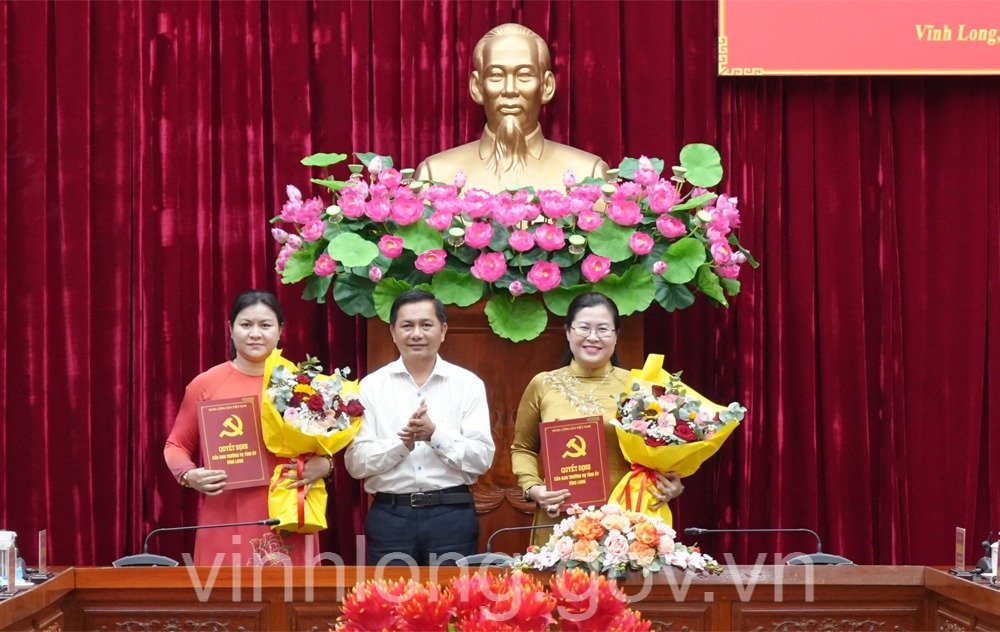 Member of the Party Central Committee, Secretary of Vinh Long Provincial Party Committee Tran Van Lau presents decisions on assignment and appointment and flowers to congratulate Ms. Nguyen Thi Minh Trang (right) and Ms. Kien Thi Minh Nguyet. Photo: vinhlong. gov. vn
