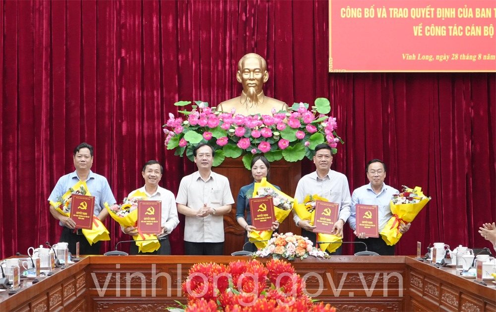 Chủ tịch UBND tỉnh Trần Trí Quang trao quyết định và hoa chúc mừng các Phó Trưởng Ban Tuyên giáo Tỉnh ủy. Ảnh: Vinhlong.gov.vn