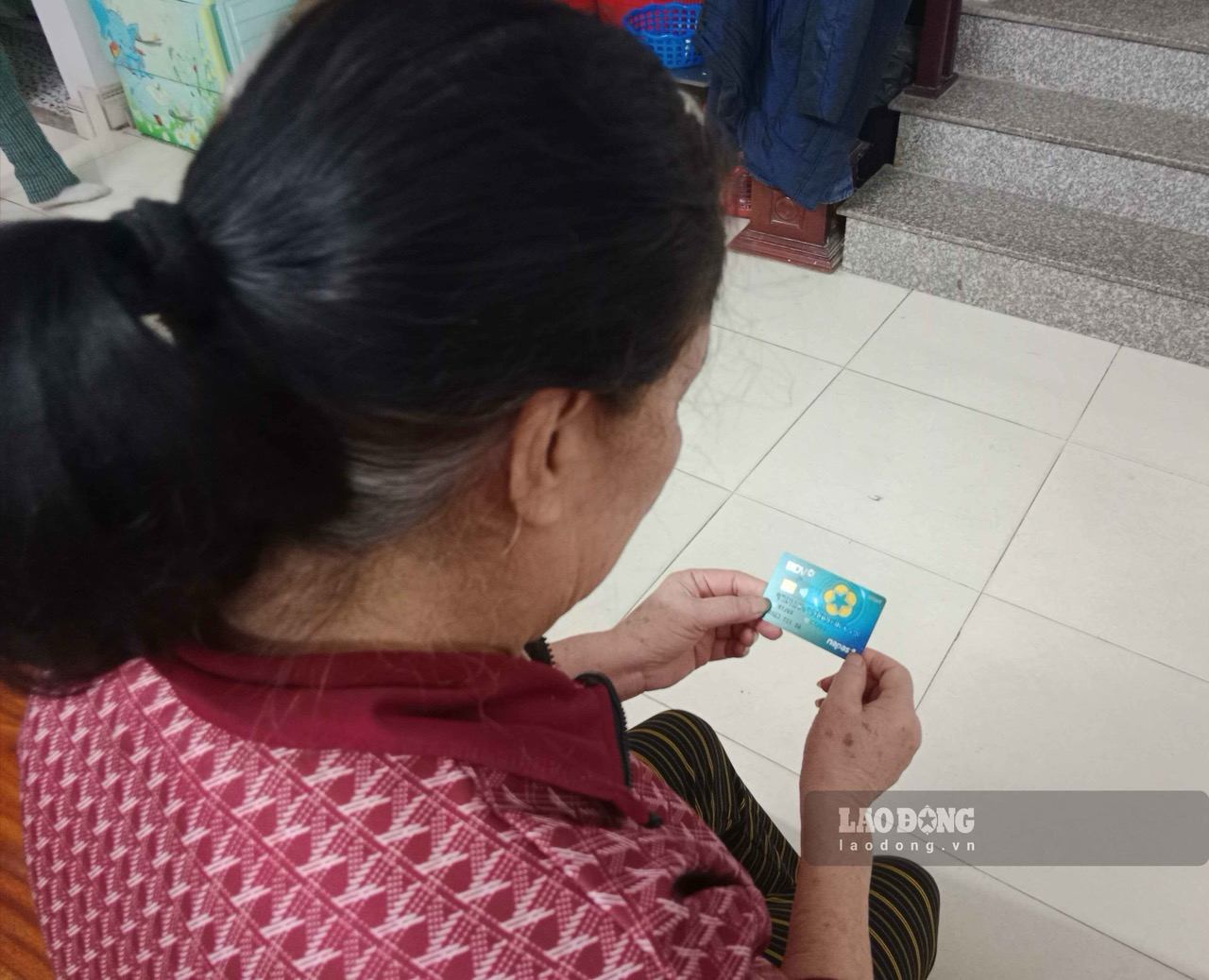 People receive monthly pension payments and social insurance benefits through personal accounts. Photo: Duc Anh