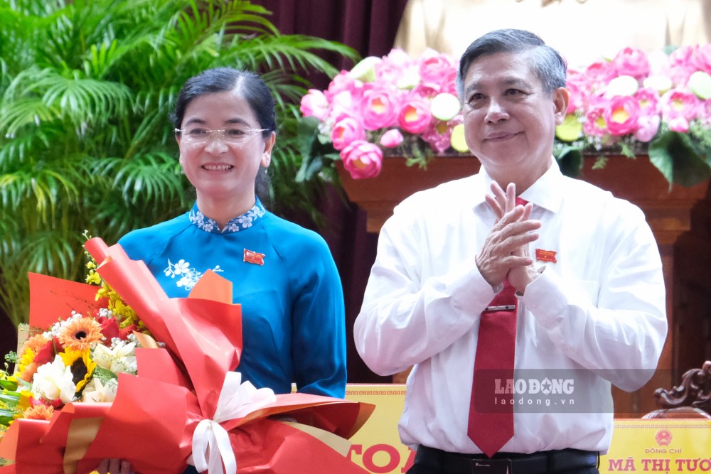 Can Tho adds 1 additional member of the City People's Committee. In the photo: Chairman of Can Tho City People's Council Dong Van Thanh presents flowers to Ms. Tran Thi Huyen. Photo: Phong Linh.