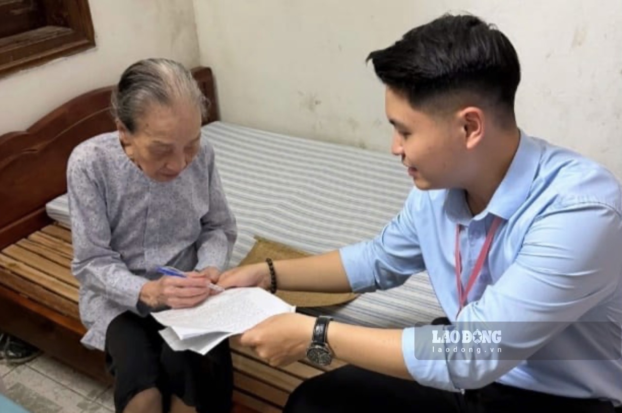 Members of the Ba Dinh Public Sector Administrative Shock Team - Branch No. 3 (Hanoi) support people in carrying out administrative procedures, including authorization to receive pensions. Photo: Le Trang