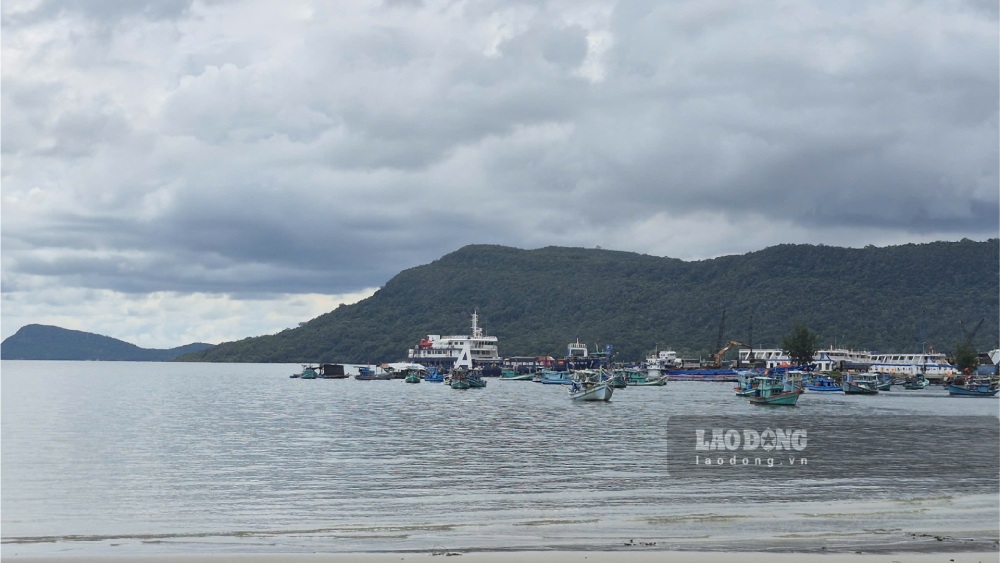 Bad weather, ships and ferries going to the islands of An Giang temporarily stop operating. Photo: Nguyen Anh