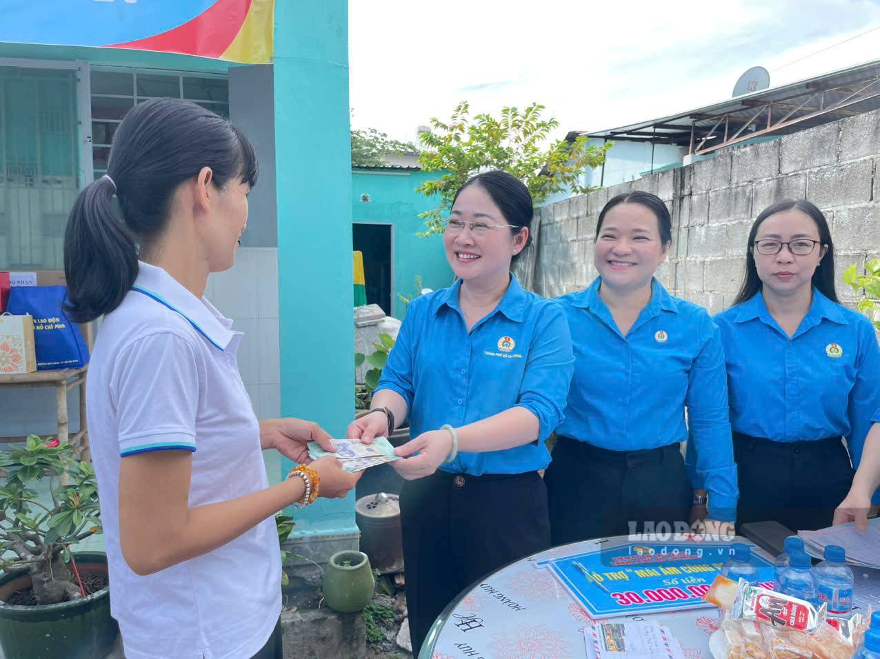 Bà Nguyễn Kim Loan - Phó Chủ tịch LĐLĐ TPHCM trao 7,5 triệu đồng từ mạnh thường quân cho chị Điệp. Ảnh: Đình Trọng