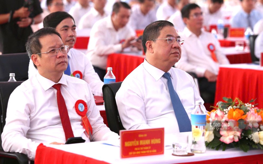 Ủy viên Bộ Chính trị, Phó Thủ tướng Thường trực Chính phủ Phạm Gia Túc (bìa phải) dự lễ khởi công tại Đà Nẵng. Ảnh: Hoàng Bin