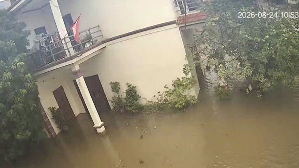 Nước sông dâng cao, nhiều khu vực ngoại thành Hà Nội ngập. Ảnh: Trung Nguyên