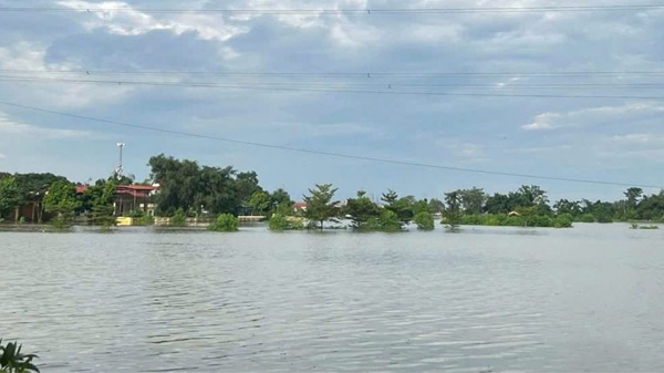 Nearly 1,500 people in Trung Gia commune isolated due to rising river water. Photo: Trung Nguyen