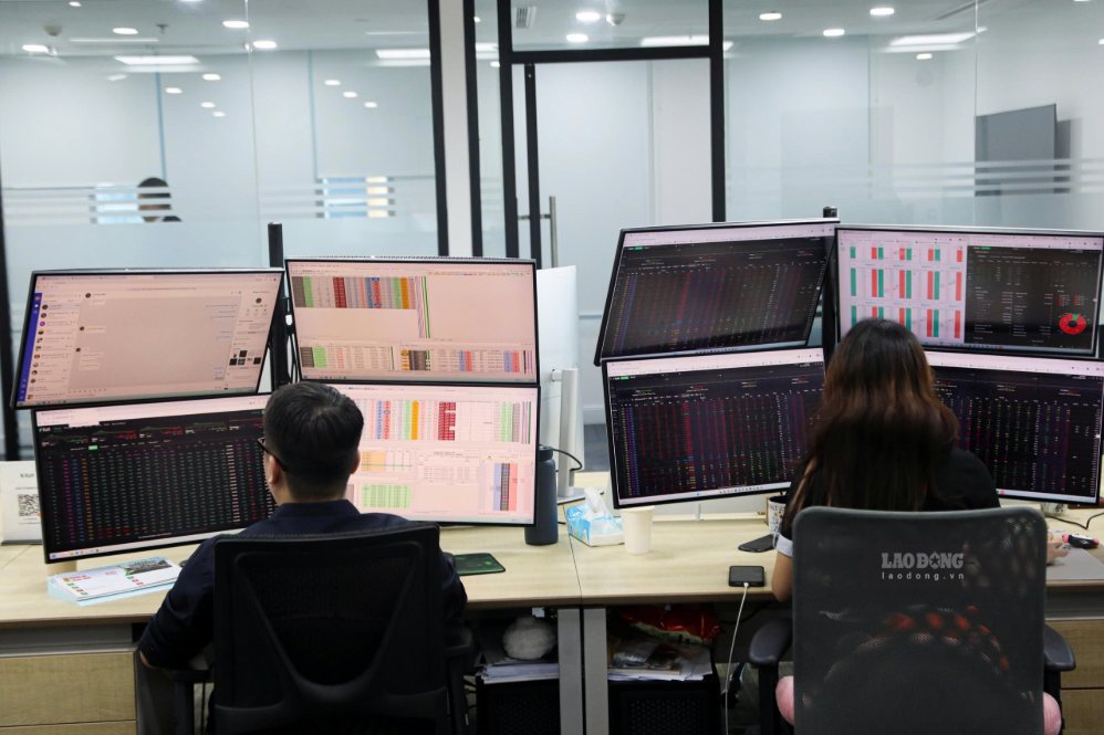 Stock market may adjust before the long holiday. Photo: Bao Chuong
