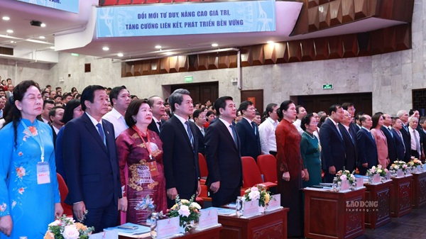 Các đại biểu làm lễn chào cờ tại Đại hội Liên minh HTX Việt Nam lần thứ VII. Ảnh: Hải Nguyễn
