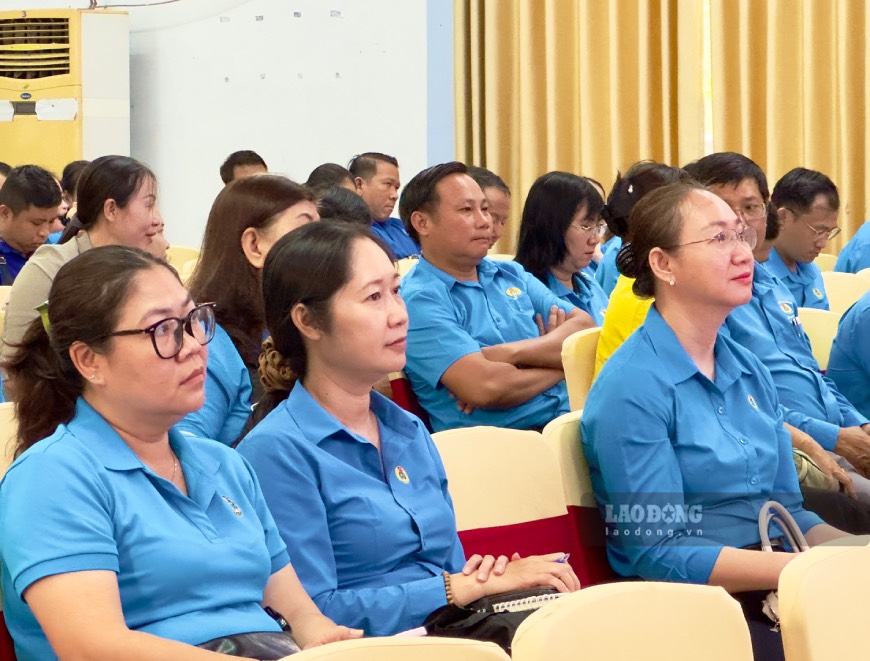 The training content introduces ergonomic principles, helping to identify inappropriate points between workers, equipment and working environment. Photo: Mai Anh