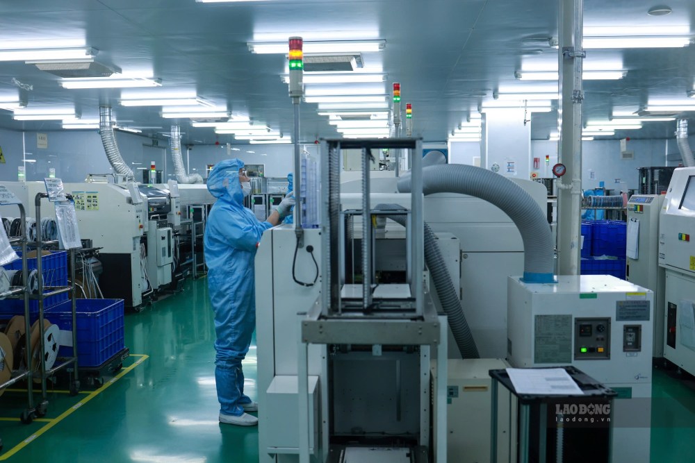 Human resources working at Rhythm Vietnam Co., Ltd. (Hanoi). Rhythm Vietnam is a Japanese enterprise specializing in manufacturing super-precision plastic components, plastic component molds, electronic circuit boards, assembling component clusters and finished products. Photo: Hai Nguyen