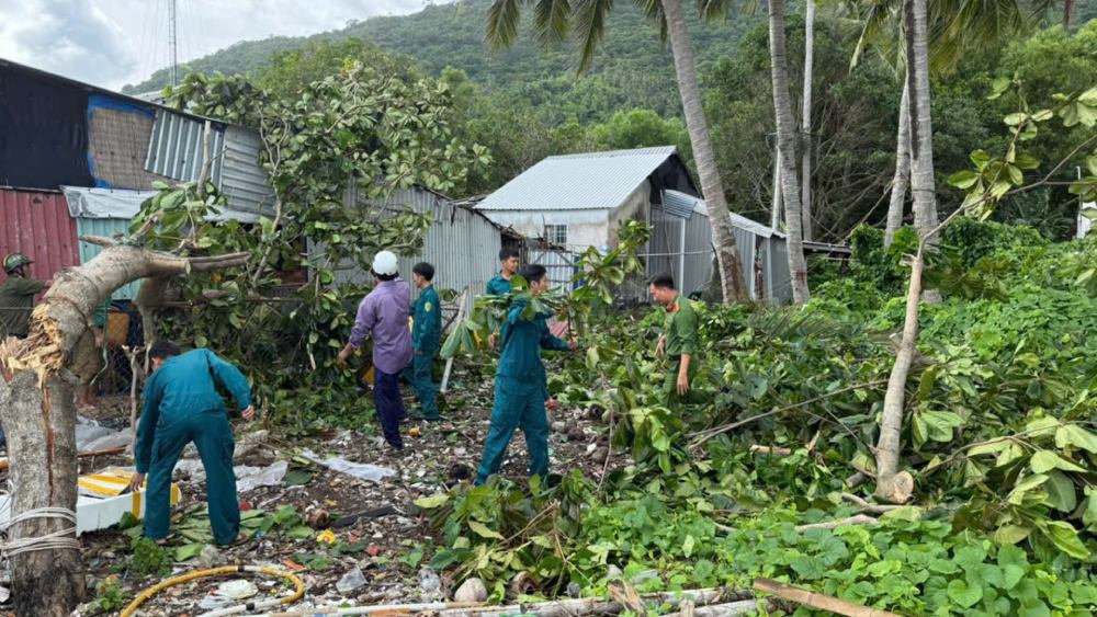 Các lực lượng chung sức giúp người dân khắc phục hậu quả thiên tai. Ảnh: Ban CHQS đặc khu