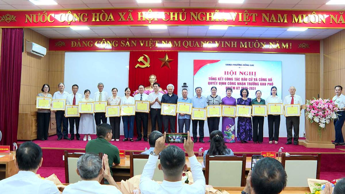 The People's Committee of Hong Gai ward, Quang Ninh province announced and awarded Decisions recognizing 18 individuals elected as Neighborhood Heads for the 2026-2031 term. Photo: Hong Gai ward information