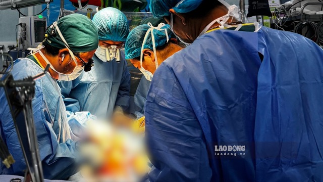 Médico interviene para tratar testículos rotos en un niño. Foto: Nguyen Ly