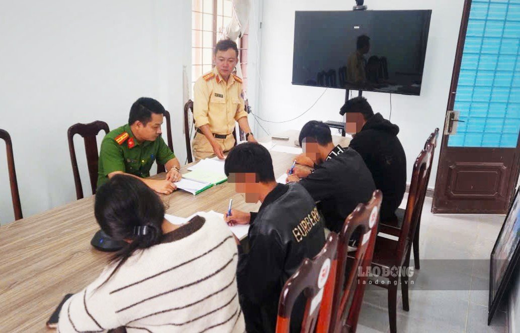 Công an triệu tập nhóm thanh thiếu niên tham gia điều khiển xe máy bốc đầu lên làm việc. Ảnh: Trọng Thưởng