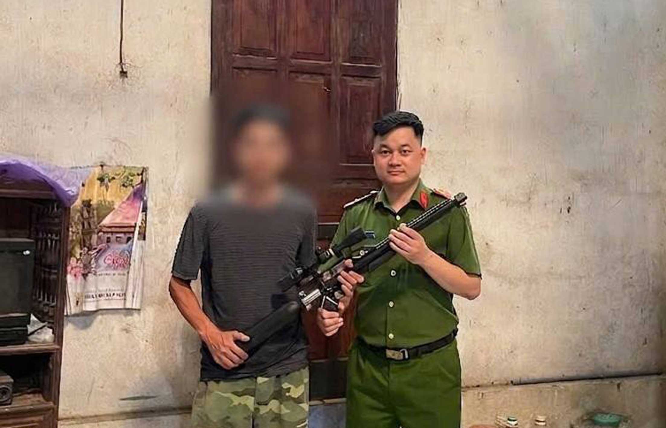 Người dân tự nguyện giao nộp súng hơi khí nén cho công an