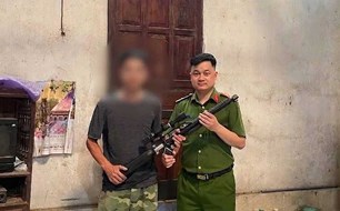 Người dân tự nguyện giao nộp súng hơi khí nén cho công an
